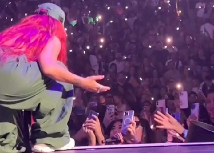 VIDEO: Tremenda verguenza hace pasar Karol G a una fanática