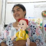Variados del sol preservando la tradición de las muñecas de tela en Masaya