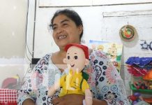 Variados del sol preservando la tradición de las muñecas de tela en Masaya