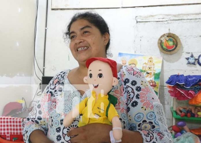 Variados del sol preservando la tradición de las muñecas de tela en Masaya