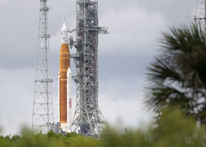 Por el huracán Ian, NASA suspende lanzamiento de cohete a la Luna
