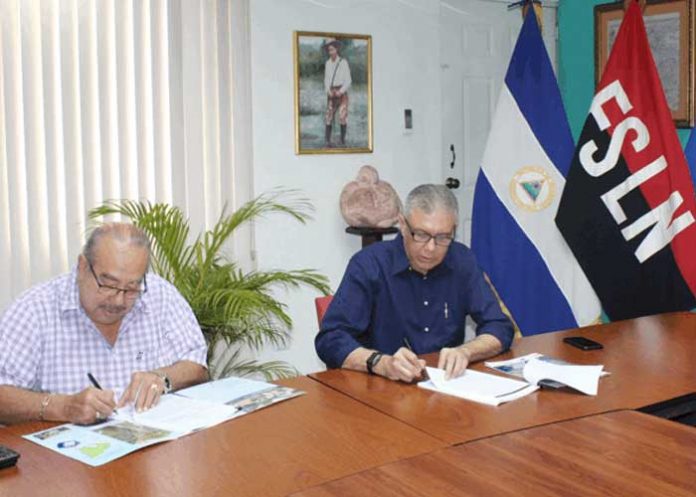 2 Firman contrato de ampliación y mejoras de saneamiento en El Viejo, Chinandega