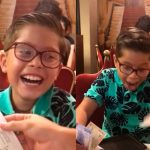 Niño invita a comer a sus padres y se viraliza cuando tiene que pagar