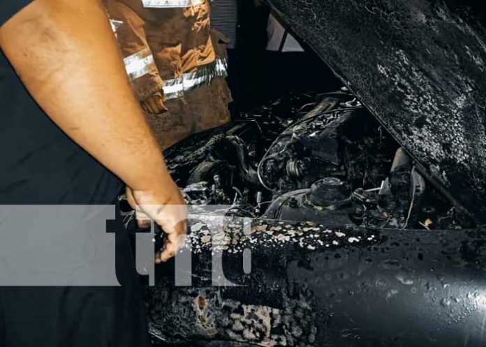 Vehículo se incendia sobre la Carretera San Marcos-Las Esquinas