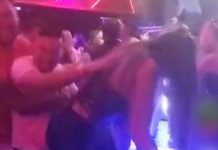 Joven «chinea» a su amigo para bailar «perreo intenso» con una chica Joven "chinea" a su amigo para bailar "perreo intenso" con una chica