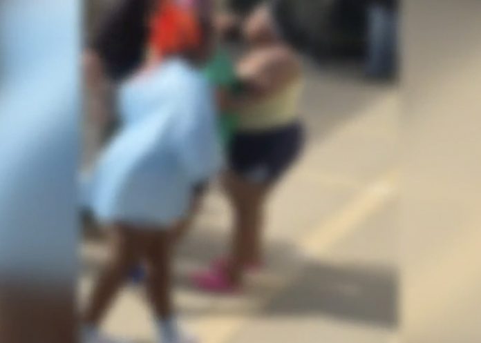 3 ¡Inaceptable! Padres y alumnos pelean en bus escolar en Carolina del Sur