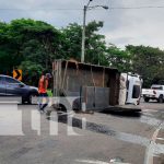 Camión se vuelca en el kilómetro 14 de la Carretera Norte Camión se vuelca en el kilómetro 14 de la Carretera Norte