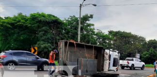 Camión se vuelca en el kilómetro 14 de la Carretera Norte