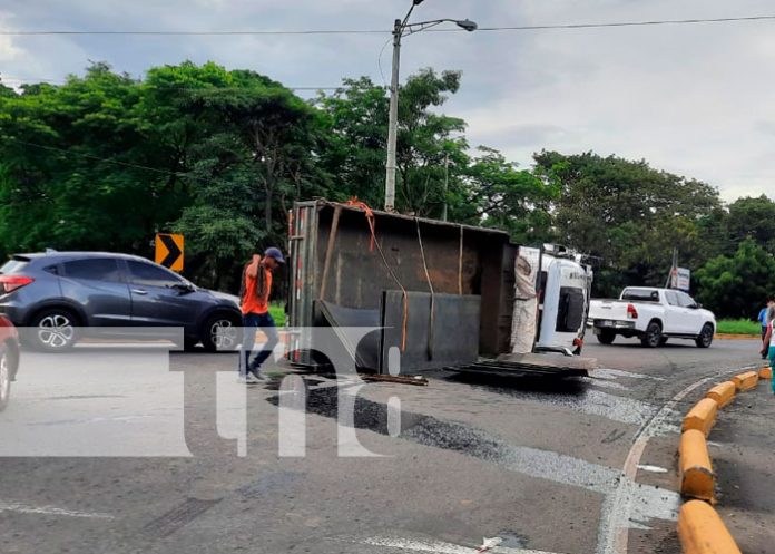 Camión se vuelca en el kilómetro 14 de la Carretera Norte