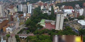 "Adán y Eva": Pareja camina en "boliche" dándose besitos en Colombia (VIDEO)