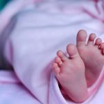 Bebé muere tras pasar días con el cadáver de su madre en Reino Unido Bebé muere tras pasar días con el cadáver de su madre en Reino Unido