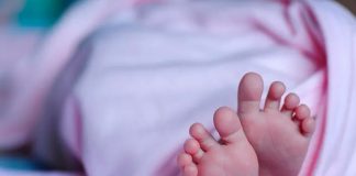 Bebé muere tras pasar días con el cadáver de su madre en Reino Unido