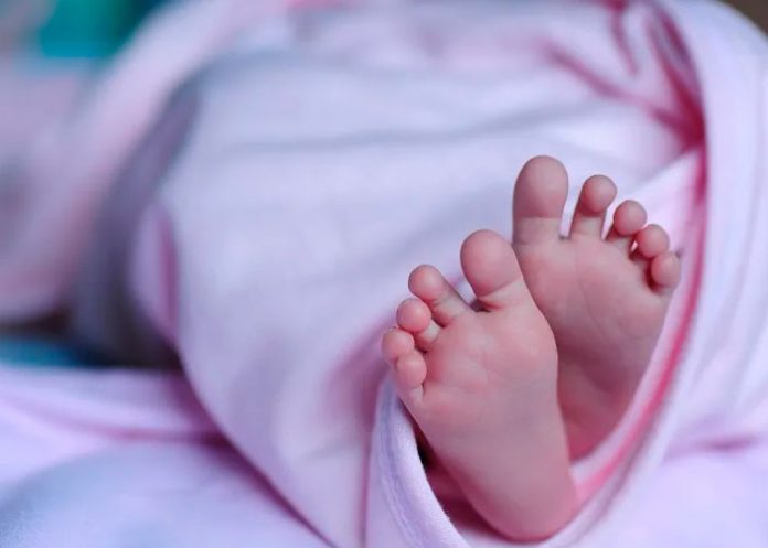 Bebé muere tras pasar días con el cadáver de su madre en Reino Unido