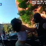 Policía de Nueva York tumba de un golpe a una mujer (VIDEO) Policía de Nueva York tumba de un golpe a una mujer (VIDEO)