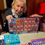 «Es un amor» Gastó su jubilación en figuras del álbum Panini para nietos Abuela busca el famoso álbum Panini de Qatar 2022