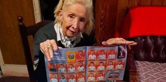 Abuela busca el famoso álbum Panini de Qatar 2022