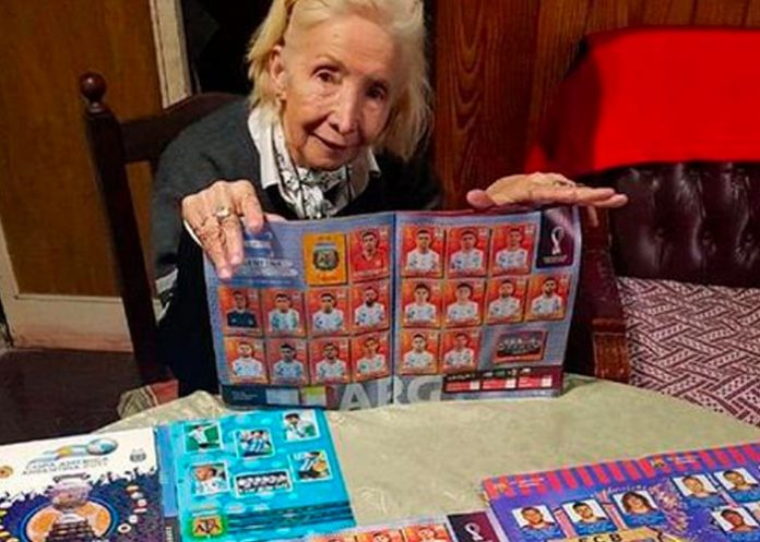 Abuela busca el famoso álbum Panini de Qatar 2022