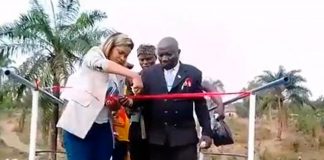 Puente colgante se desploma el mismo día de su inauguración (VIDEO)