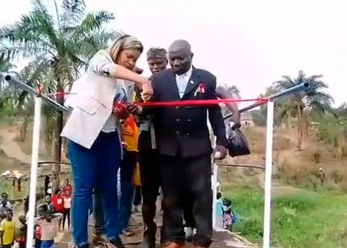 Puente colgante se desploma el mismo día de su inauguración (VIDEO)