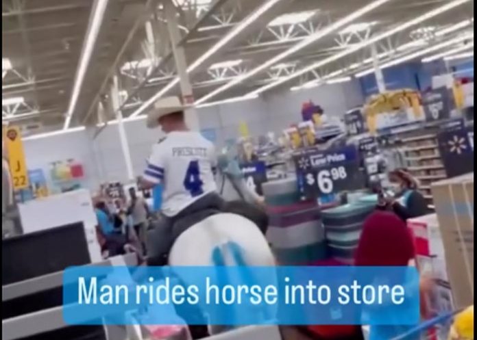 Captado entrando al supermercado en caballo blanco