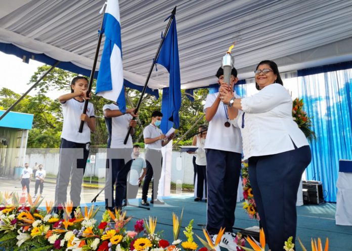 Nicaragua entrega antorcha de la libertad a Costa Rica