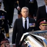 El controvertido príncipe Andrés rinde tributo a su "amada mamá"