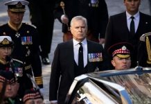 El controvertido príncipe Andrés rinde tributo a su "amada mamá"