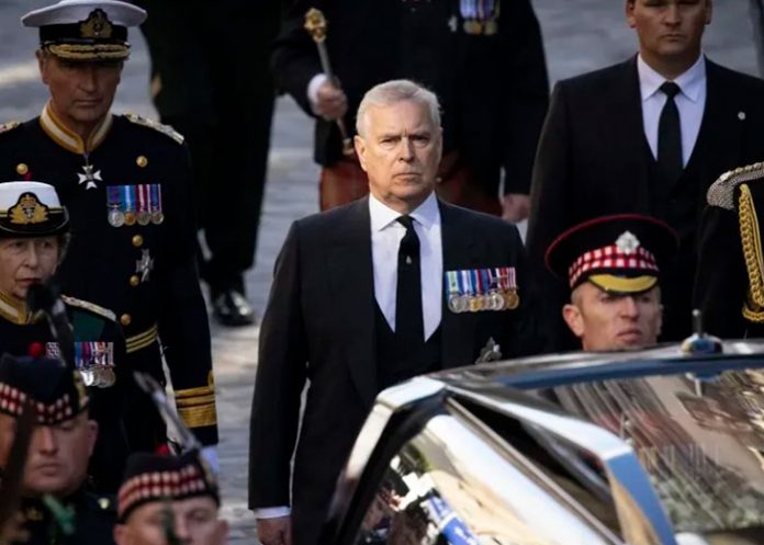 El controvertido príncipe Andrés rinde tributo a su 