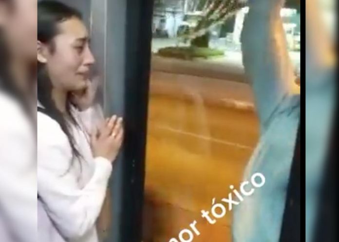 Joven se cuelga de un autobús para seguir a su novia