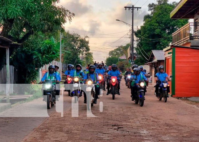 Pobladores participan en Diana saludando la llegada del mes patrio en Bilwi