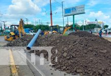 Reparan fuga de agua en una de las vías de la Rotonda Centroamérica, Managua Reparan fuga de agua en una de las vías de la Rotonda Centroamérica, Managua