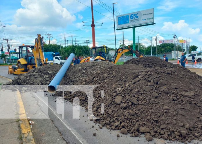 Reparan fuga de agua en una de las vías de la Rotonda Centroamérica, Managua
