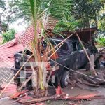 Camioneta impacta contra una vivienda en Villa Sandino, Chontales Camioneta impacta contra una vivienda en Villa Sandino, Chontales