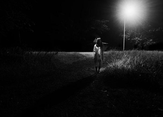 Imagen de una mujer fantasmal (REFERENCIA)