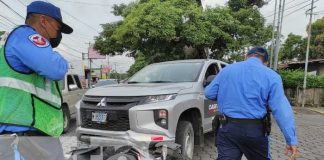 Motociclista resulta con golpes en su cuerpo tras sufrir accidente en los semáforos de la "Racachaca"