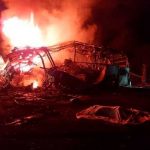 Calcinadas quedan 18 personas tras choque de pipa contra un bus en México Calcinados mueren 18 personas tras chocar una pipa contra bus en México