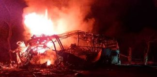 Calcinados mueren 18 personas tras chocar una pipa contra bus en México