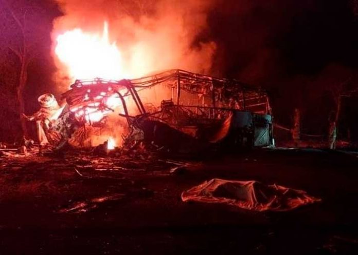 accidente5 Calcinados mueren 18 personas tras chocar una pipa contra bus en México