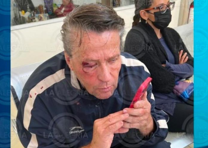 Alfredo Adame es golpeado afuera de su domicilio