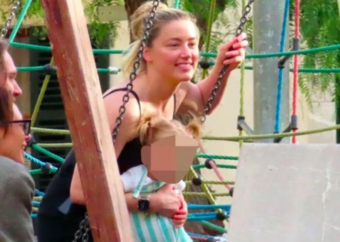 Amber es vista paseando con su hija Oonagh