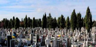 ¡Era el amor de mi vida! Mujer se suicida frente a la tumba de su esposo