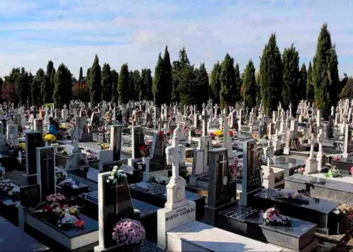 ¡Era el amor de mi vida! Mujer se suicida frente a la tumba de su esposo