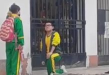Triste video: De rodillas le declara su amor y ella dijo «No» En el cartel estaba la declaración de amor