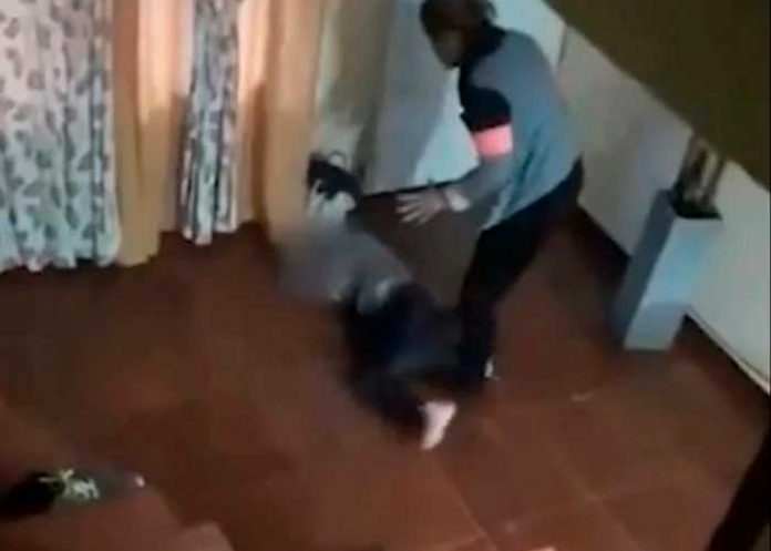 ¡Imágenes sensibles! Violenta paliza le propina a sus hijos en Argentina