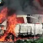 En Argentina una desquiciada, con su niña en brazos, quema el carro de su ex En Argentina una desquiciada con su niña en brazos quema el carro de su ex