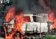 En Argentina una desquiciada, con su niña en brazos, quema el carro de su ex En Argentina una desquiciada con su niña en brazos quema el carro de su ex