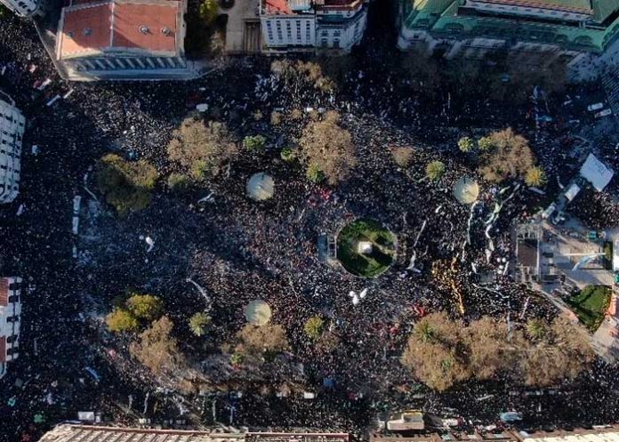 argentina4 Miles de argentinos marchan en repudio al intento de magnicidio contra Cristina Fernández