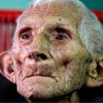 Abuelito murió de tristeza al saber que sus hijos lo abandonaron en asilo El anciano murió en el asilo debido a la tristeza