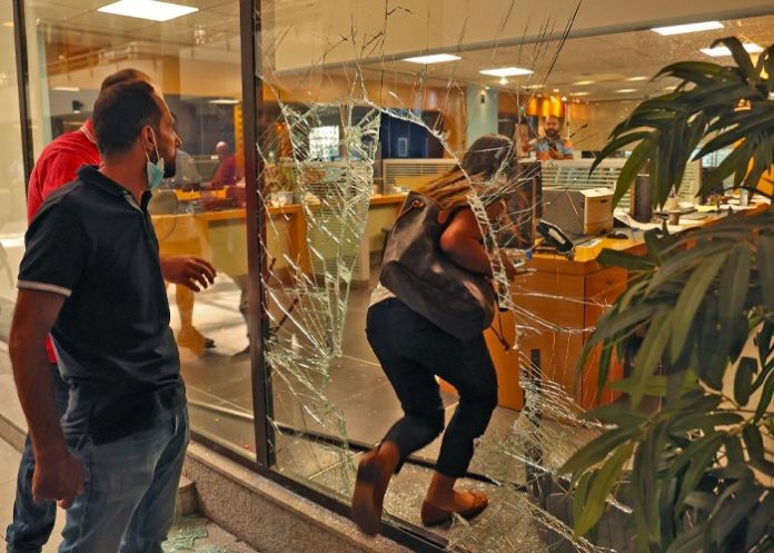 Durante el atraco se roció el banco con gasolina