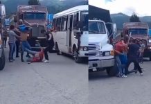 Video: Conductor y ayudante se agarran a batazos con chófer de camión Agredieron físicamente al chófer de un camión